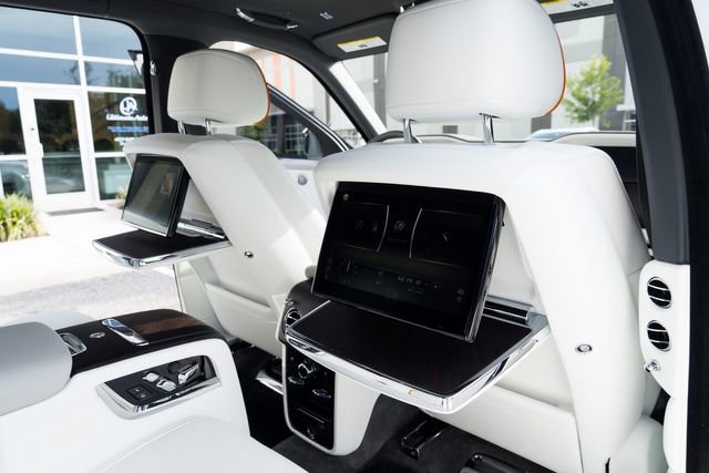 Used 2023 Rolls-Royce Cullinan w/ Cullinan Package image 32