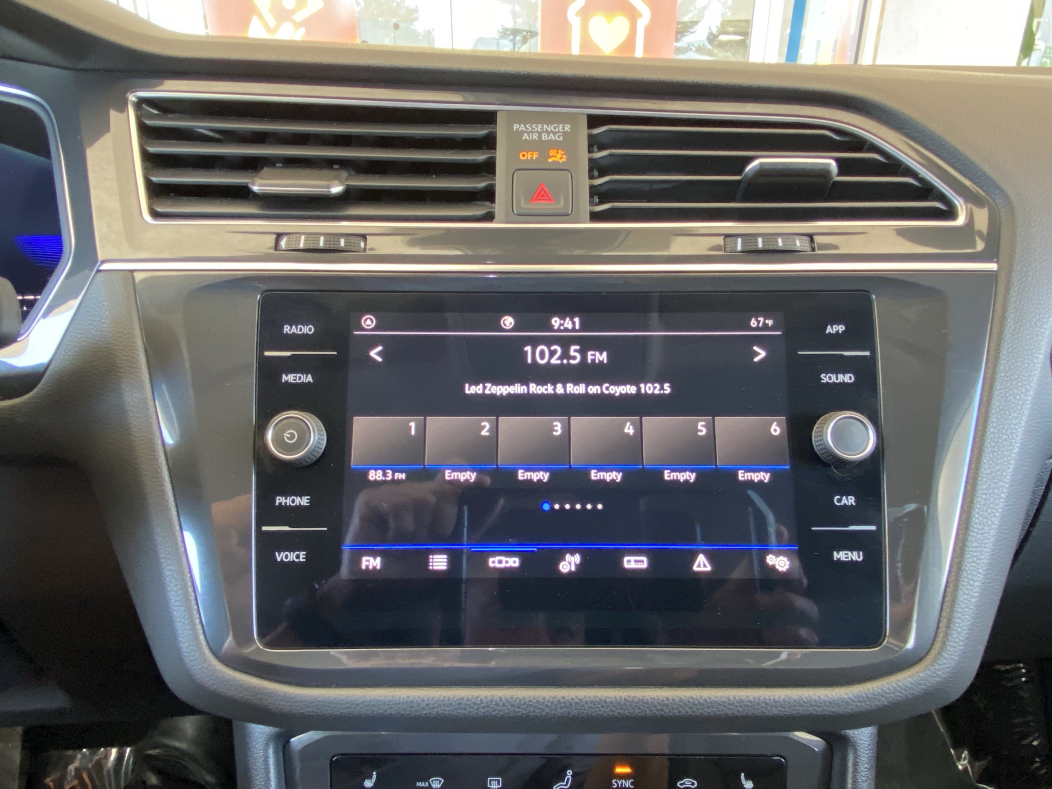 Certified 2023 Volkswagen Tiguan SE FWD image 3