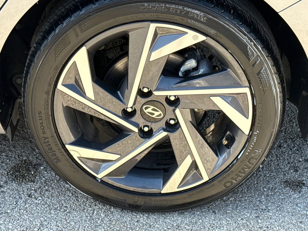 Certified 2025 Hyundai Elantra Sport image 9