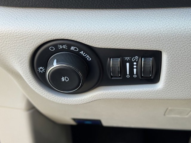 Used 2024 Chrysler Pacifica Touring-L image 22