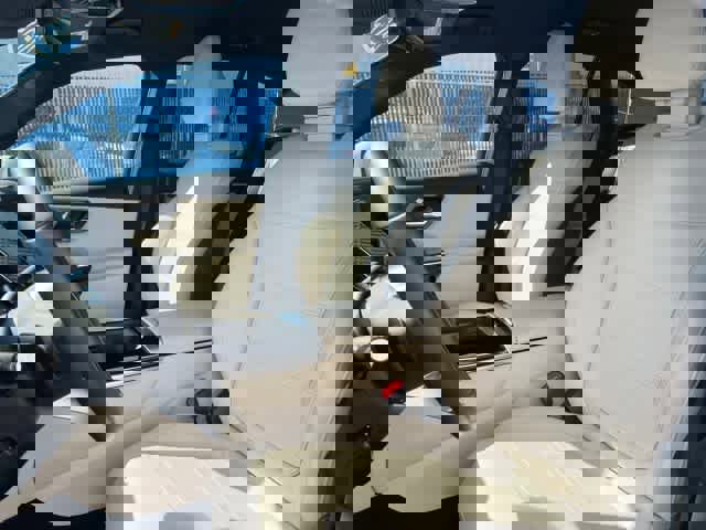 Used 2025 Mercedes-Benz GLC 350e 4MATIC image 12