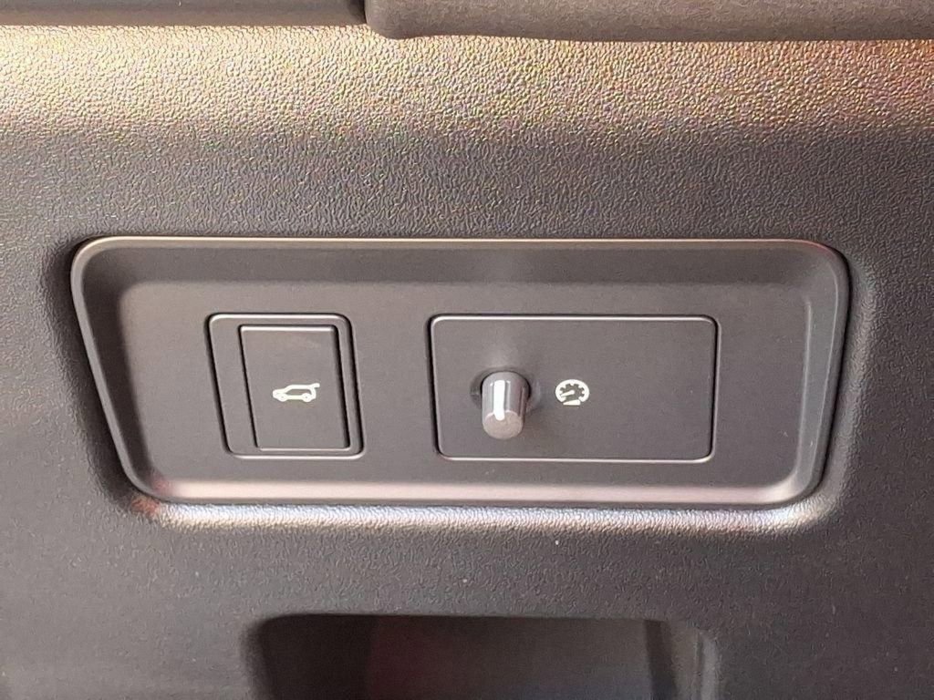 Used 2024 Land Rover Discovery S image 28