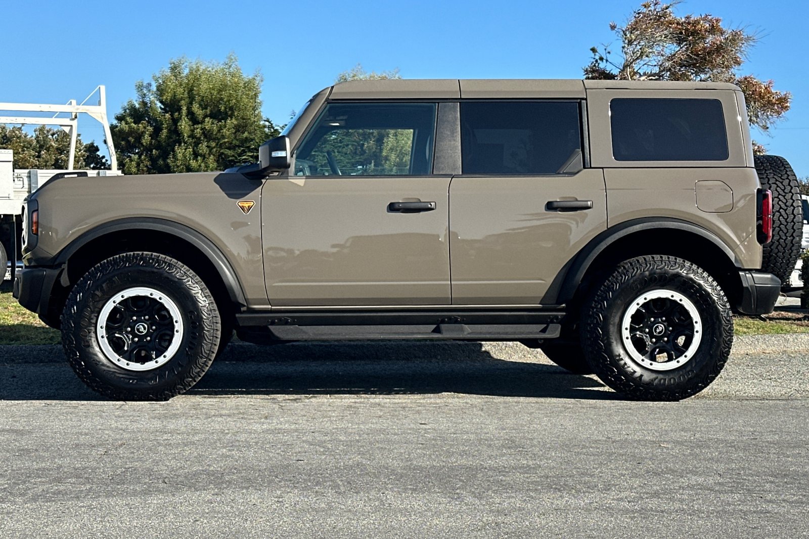 Used 2025 Ford Bronco Badlands AWD/4WD image 2