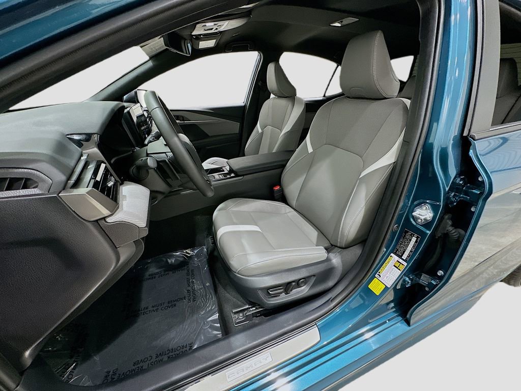 Used 2025 Toyota Camry SE w/ Convenience Package image 20