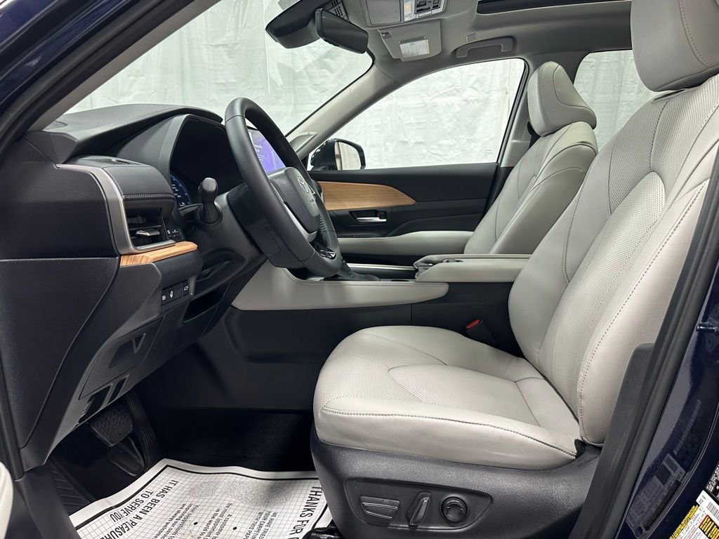 Used 2025 Toyota Grand Highlander AWD image 14