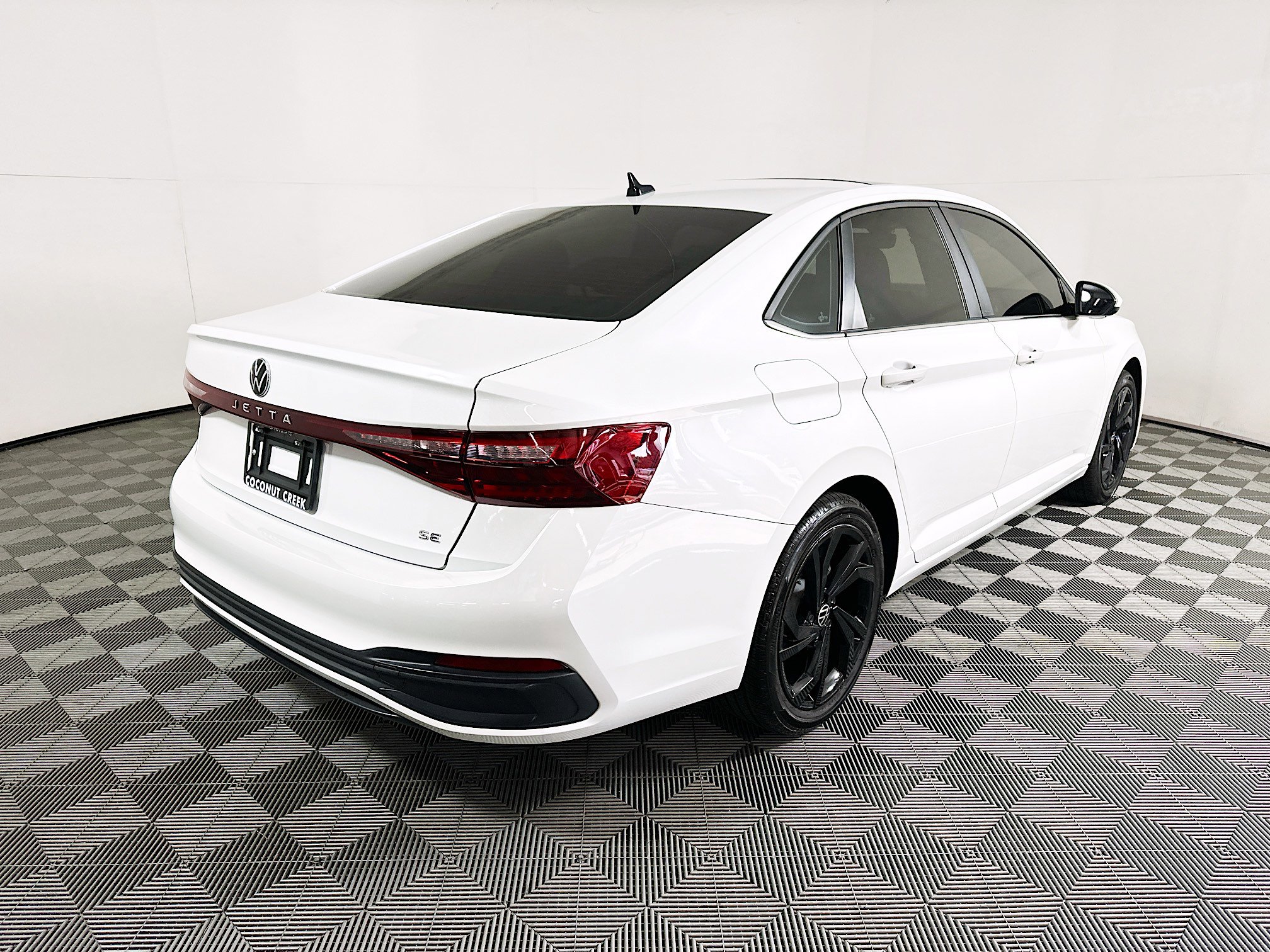 Used 2025 Volkswagen Jetta SE FWD image 3