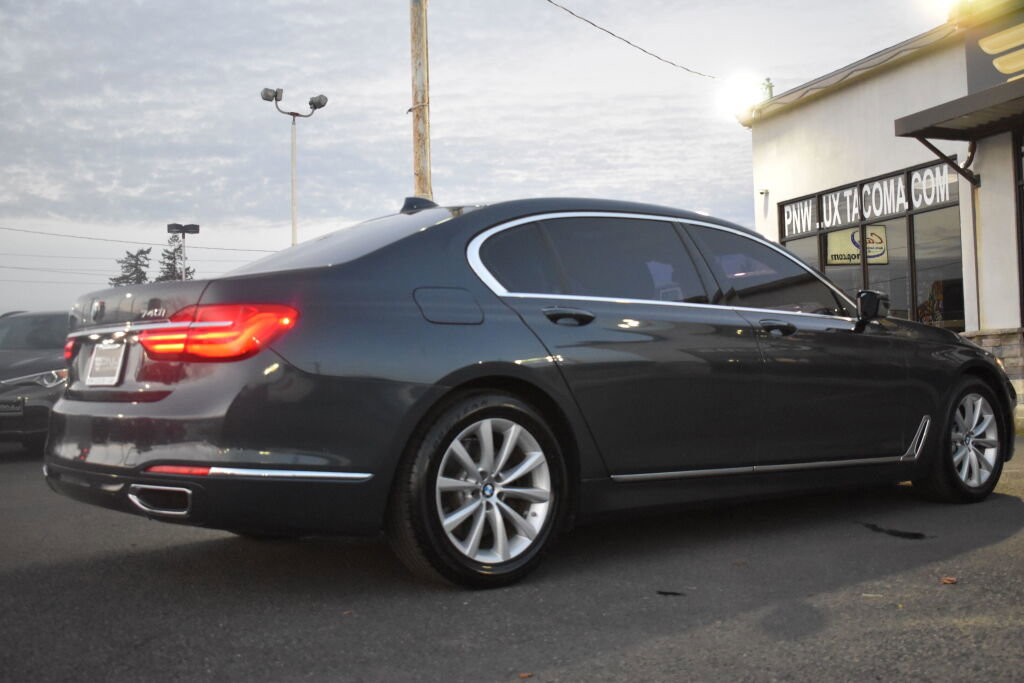 Used 2017 BMW 740i image 9
