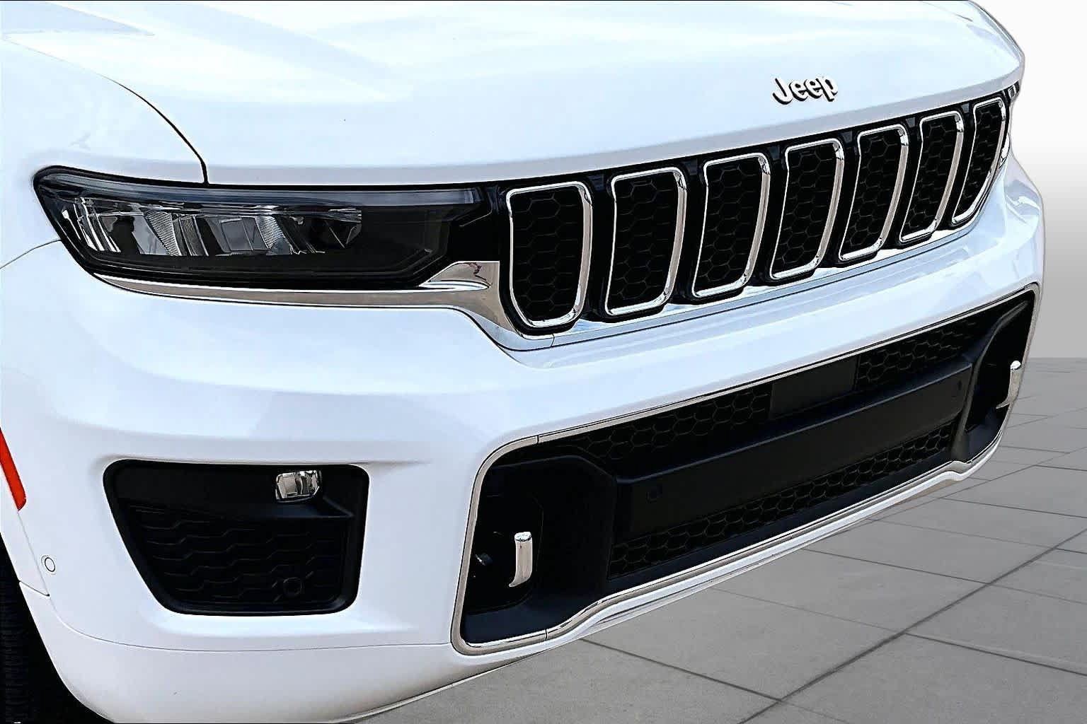 Used 2022 Jeep Grand Cherokee Overland AWD/4WD image 29