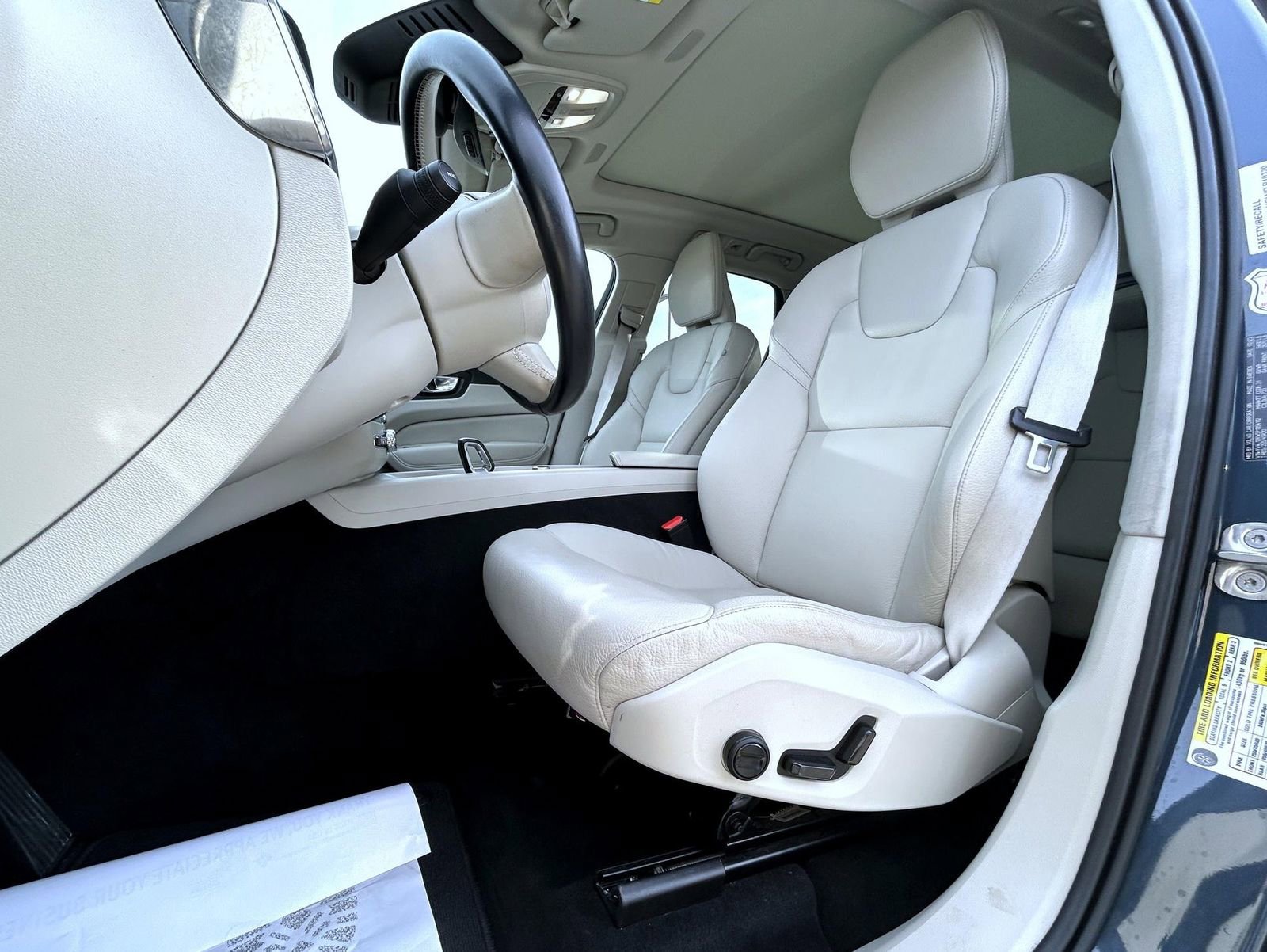 Used 2023 Volvo XC60 B5 Plus image 10