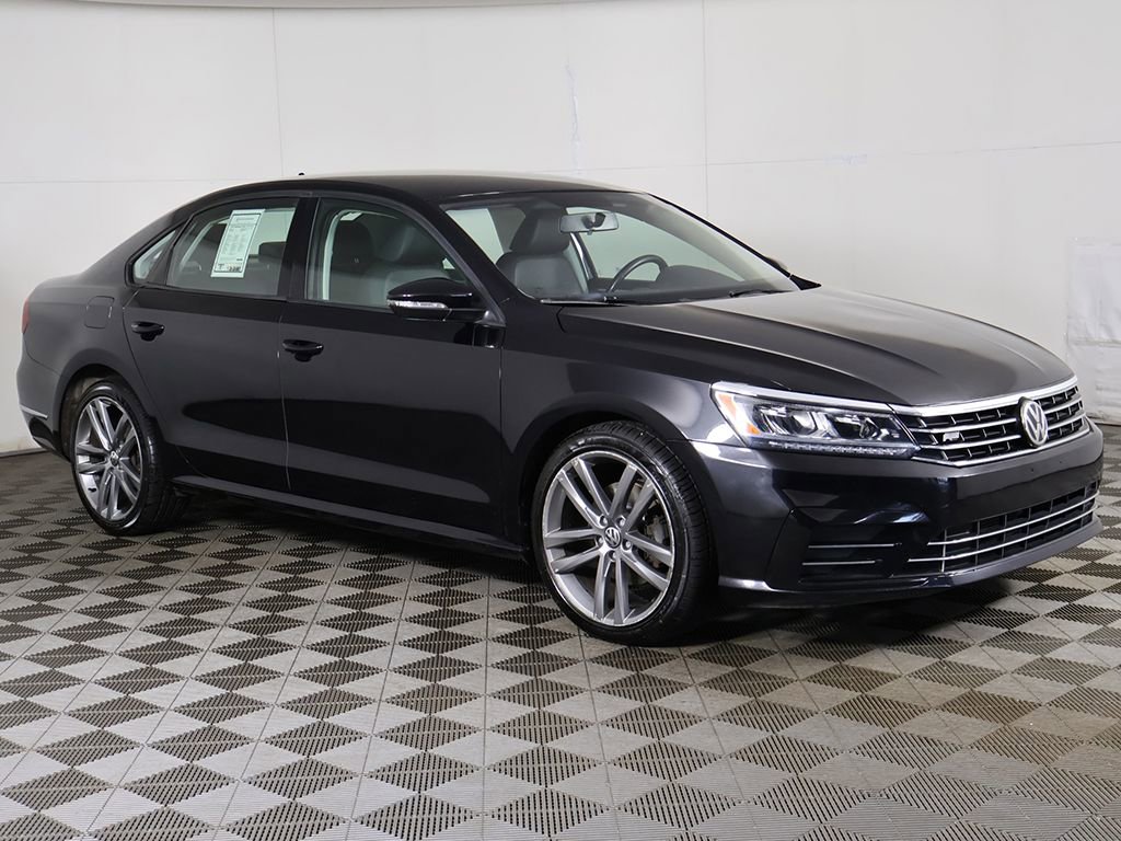 Used 2018 Volkswagen Passat 2.0T R-Line w/ R-Line Lighting Package FWD image 2