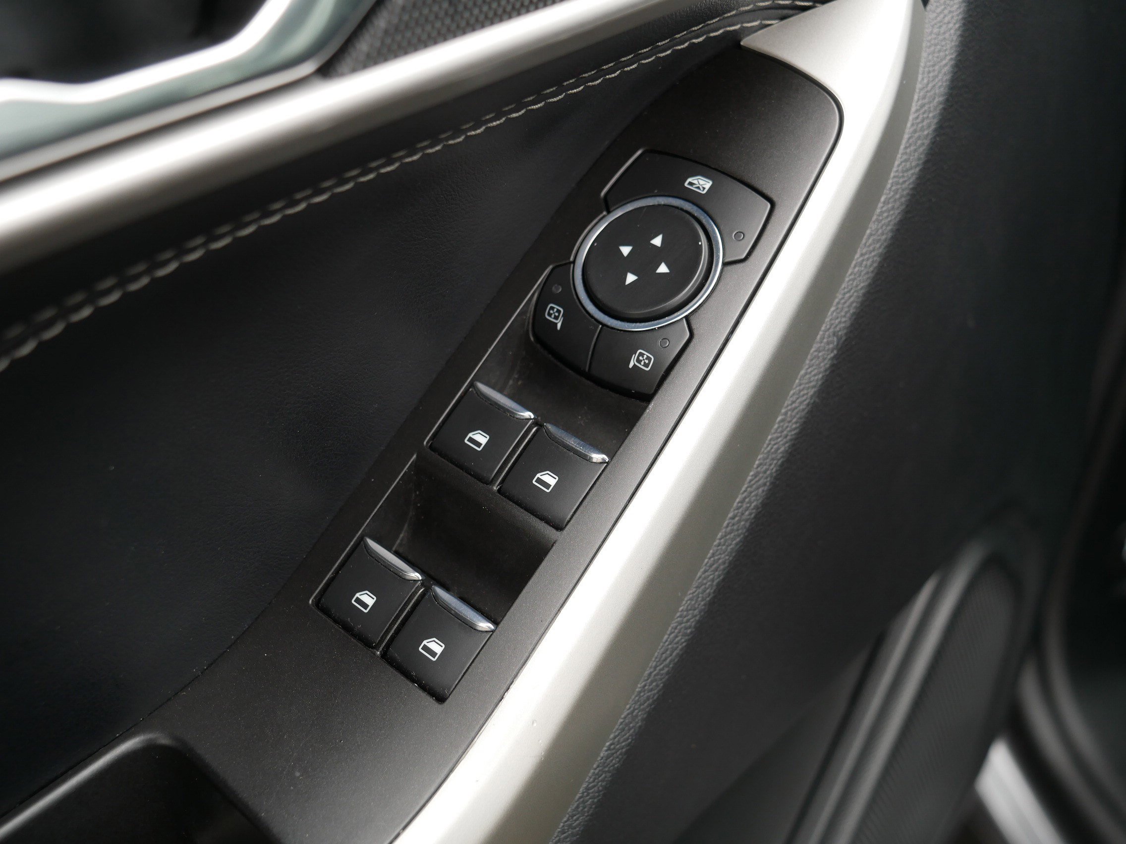 Used 2022 Ford Explorer XLT w/ Equipment Group 202A AWD/4WD image 19