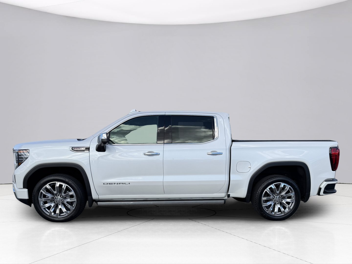 Used 2024 GMC Sierra 1500 Denali w/ Denali Reserve Package AWD/4WD image 2
