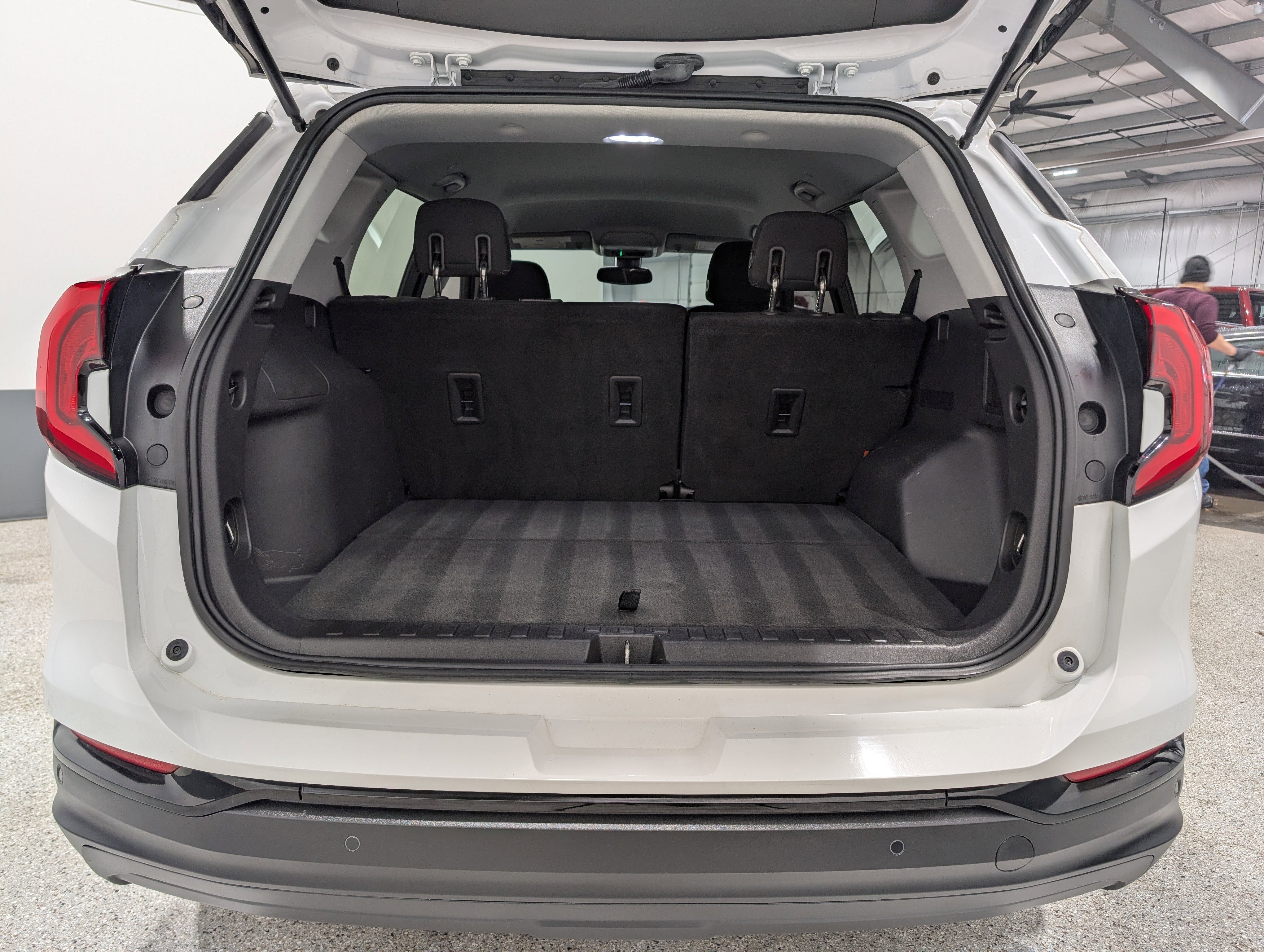 Used 2020 GMC Terrain SLE w/ Driver Convenience Package image 18