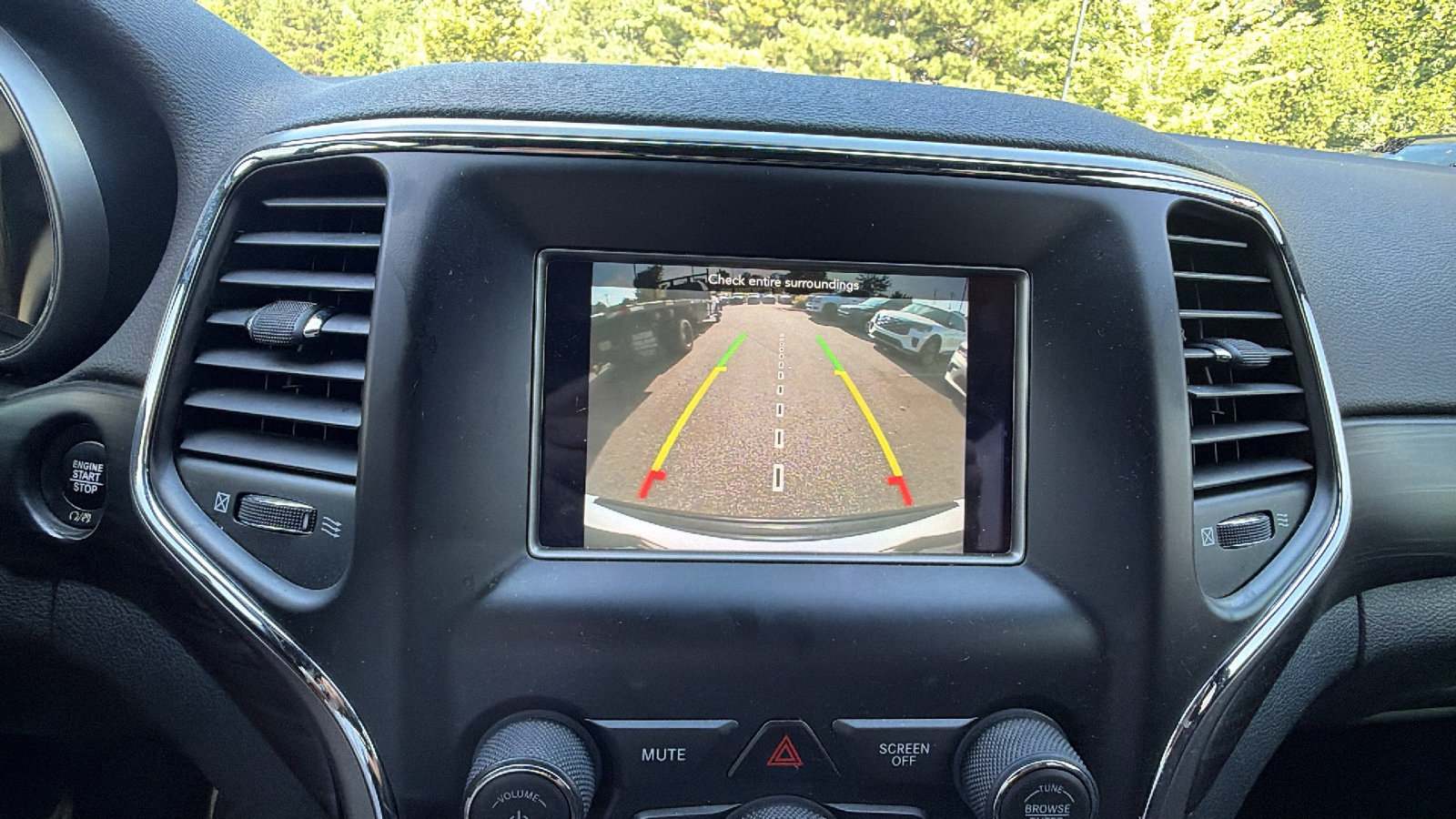Used 2020 Jeep Grand Cherokee Laredo RWD image 33