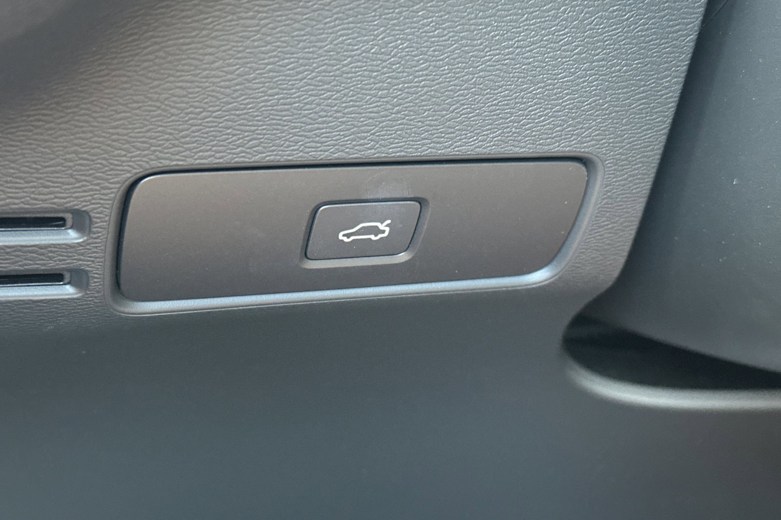 New 2025 Volvo XC40 B5 Plus w/ Climate Package image 32