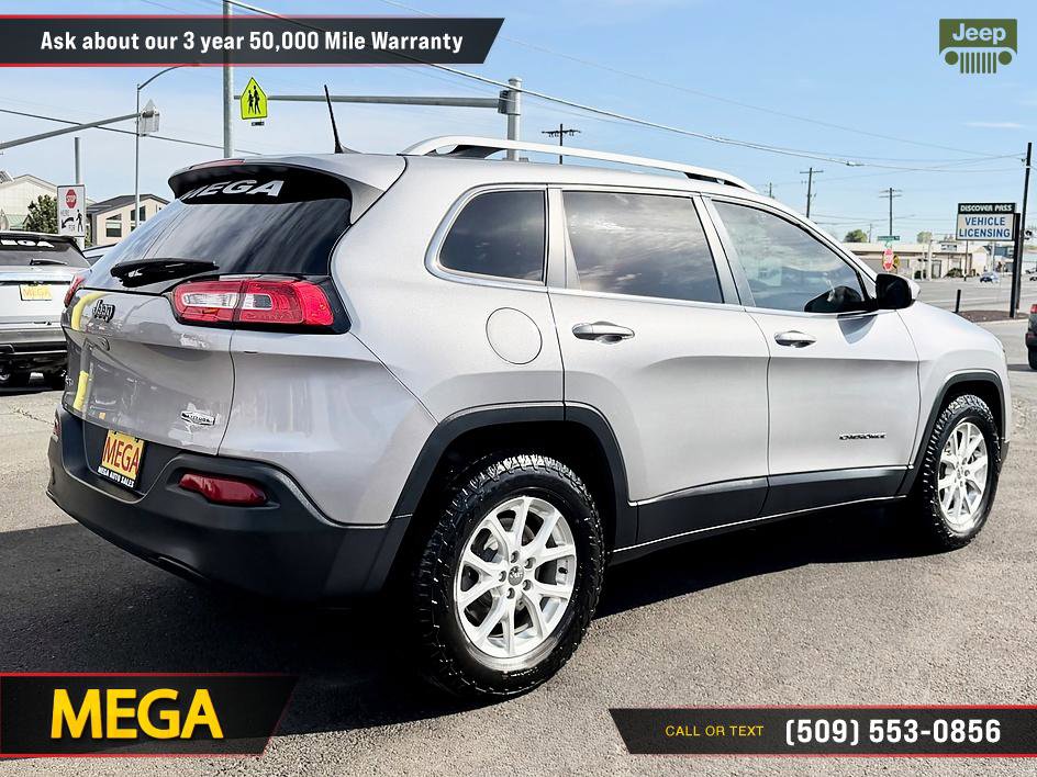 Used 2017 Jeep Cherokee Latitude AWD/4WD image 12
