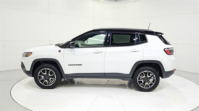 Used 2025 Jeep Compass Trailhawk AWD/4WD image 5