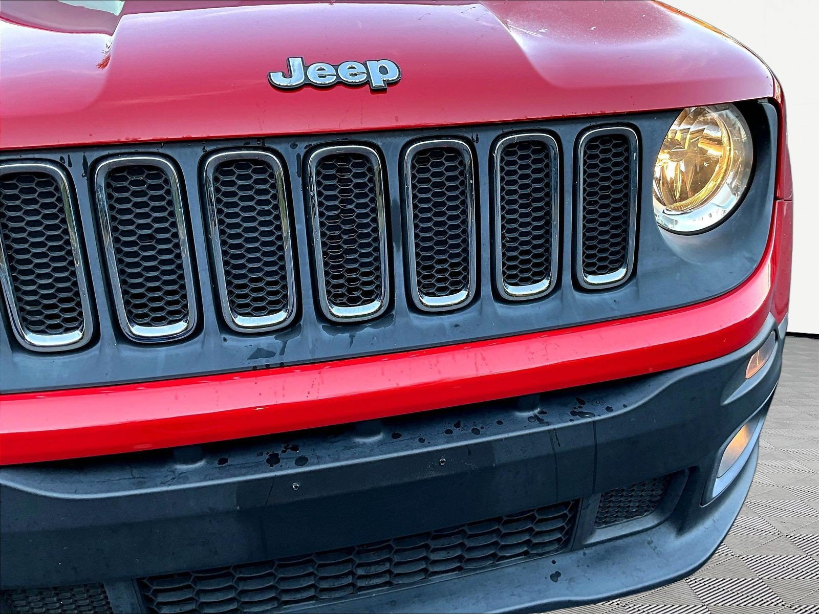 Used 2015 Jeep Renegade Latitude FWD image 32