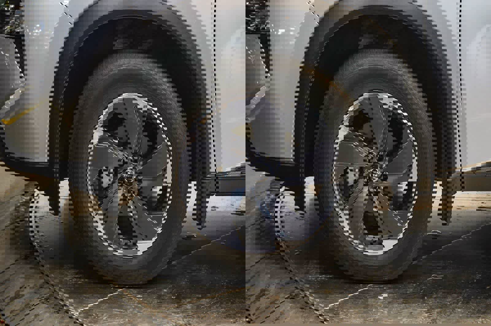 Used 2024 Nissan Rogue SV w/ SV Premium Package image 9