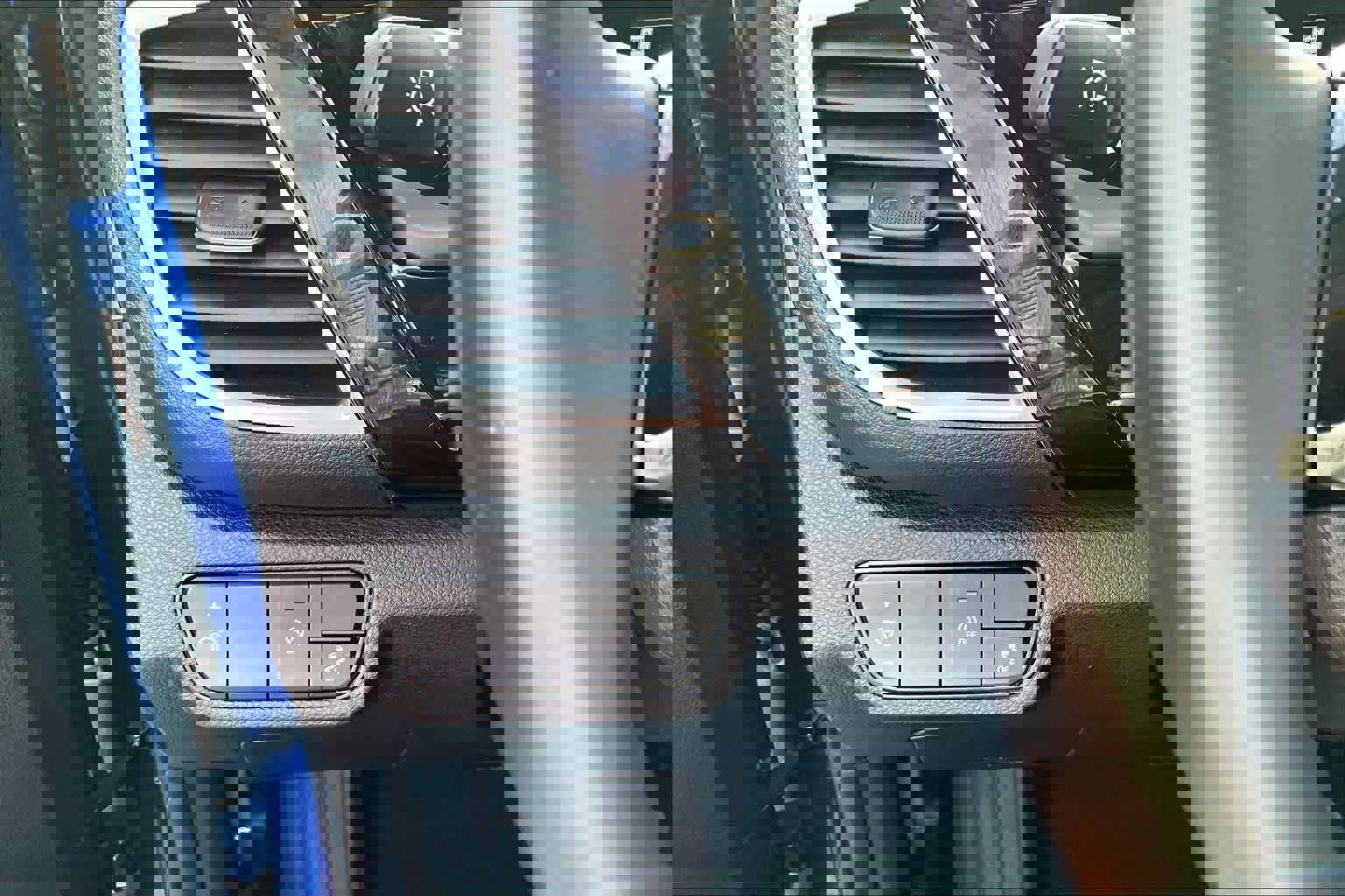 Used 2025 Kia Seltos S image 32