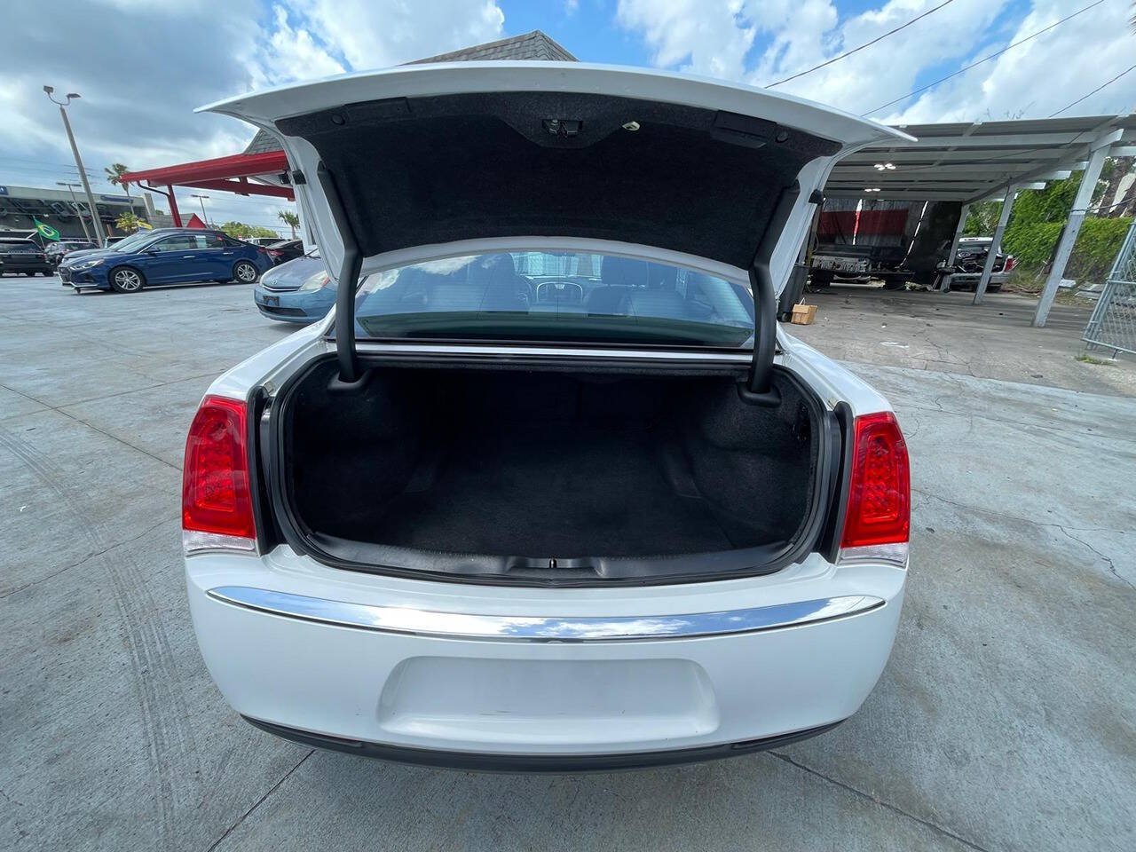 Used 2015 Chrysler 300 Limited RWD image 8