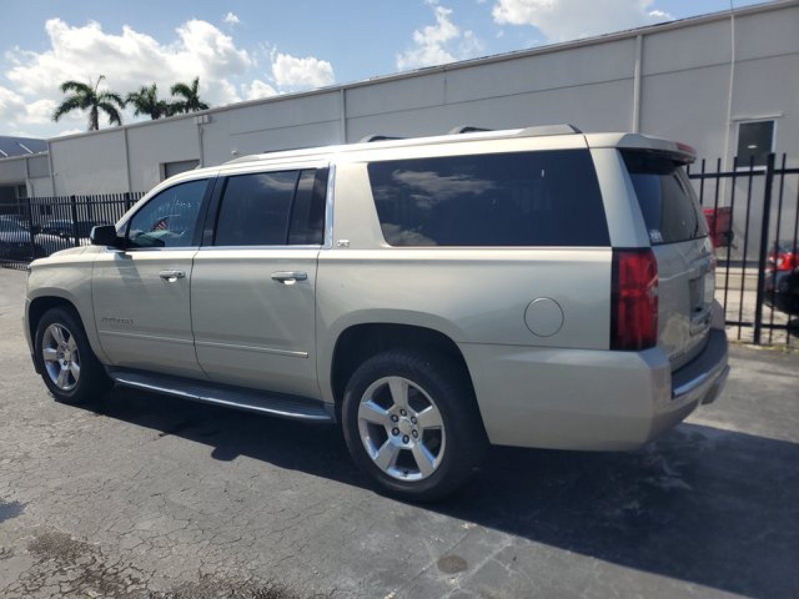 Used 2015 Chevrolet Suburban LTZ RWD image 6