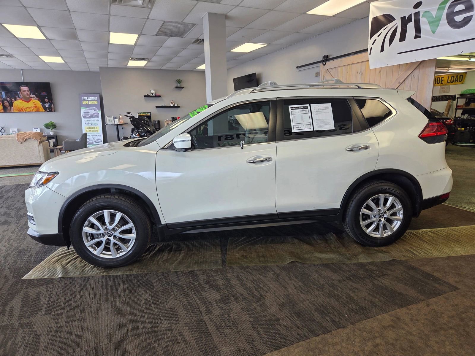 Used 2017 Nissan Rogue SV w/ SV Premium Package image 9