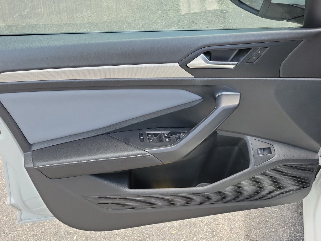 Certified 2025 Volkswagen Jetta SE w/ Sunroof Package FWD image 15