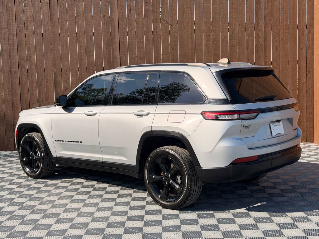 Used 2024 Jeep Grand Cherokee Limited w/ Black Appearance Package RWD image 17
