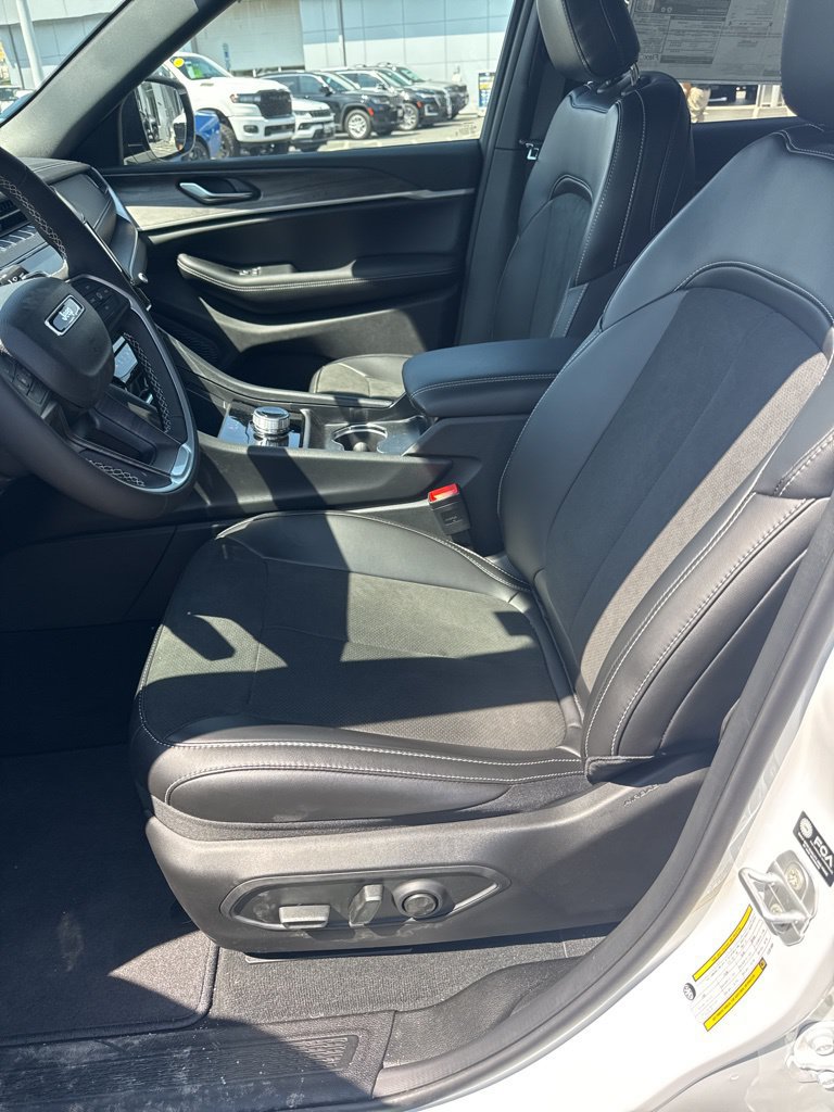 New 2026 Jeep Grand Cherokee Altitude AWD/4WD image 9