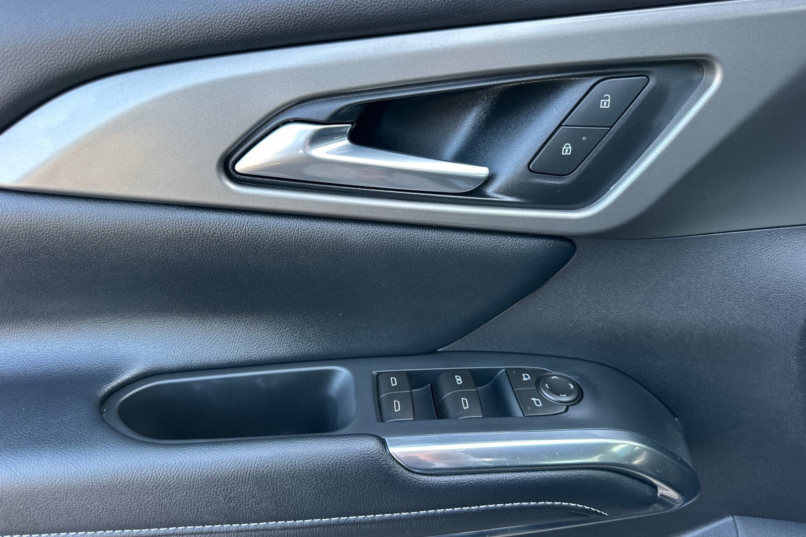 Used 2026 Chevrolet Traverse LT w/ LPO, Floor Liner Package FWD image 11