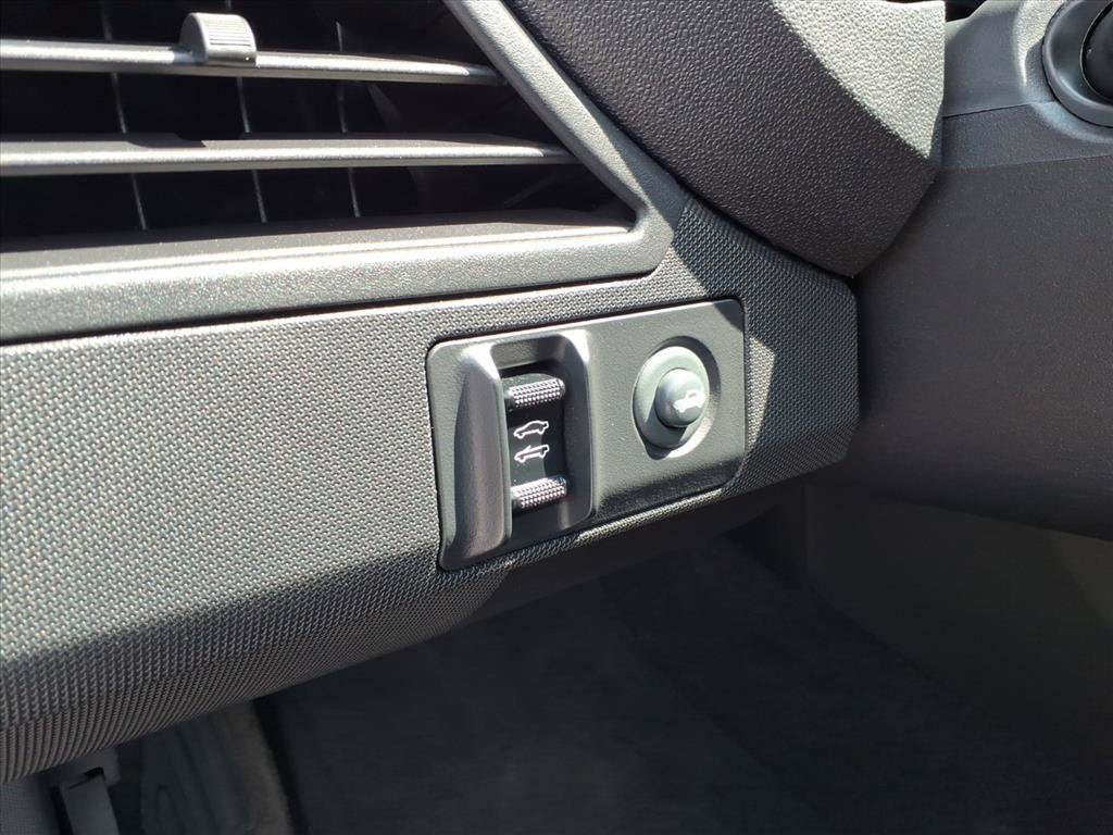 Used 2010 Chrysler Sebring Limited FWD image 18