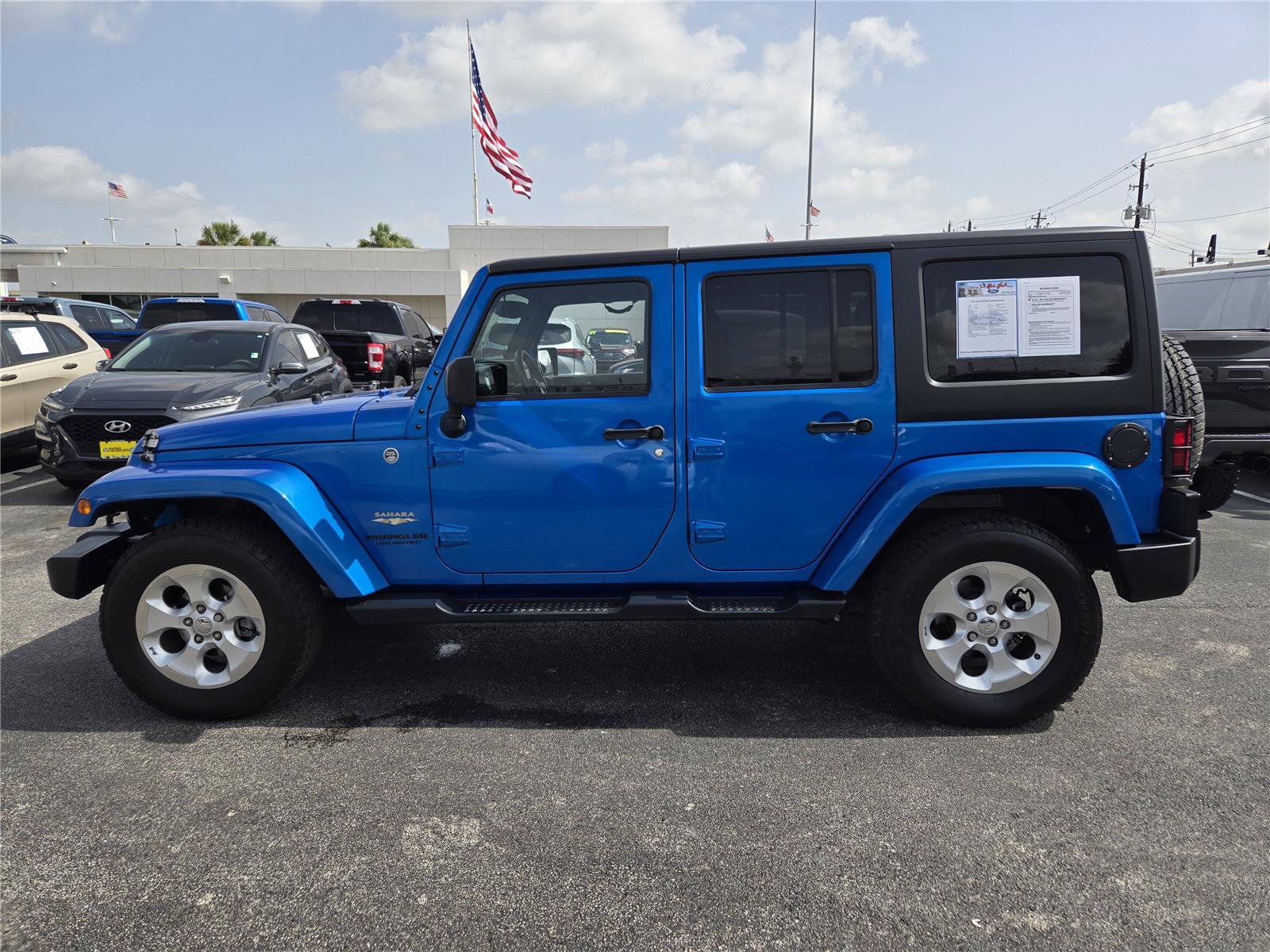 Used 2015 Jeep Wrangler Unlimited Sahara w/ Connectivity Group AWD/4WD image 5