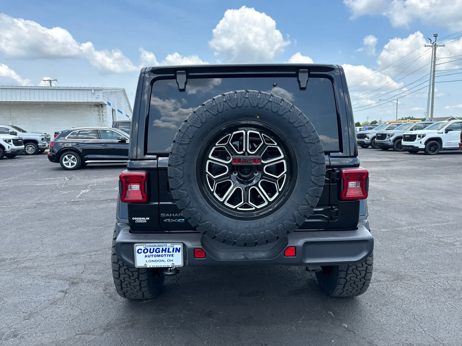 Used 2025 Jeep Wrangler Unlimited Sahara AWD/4WD image 4
