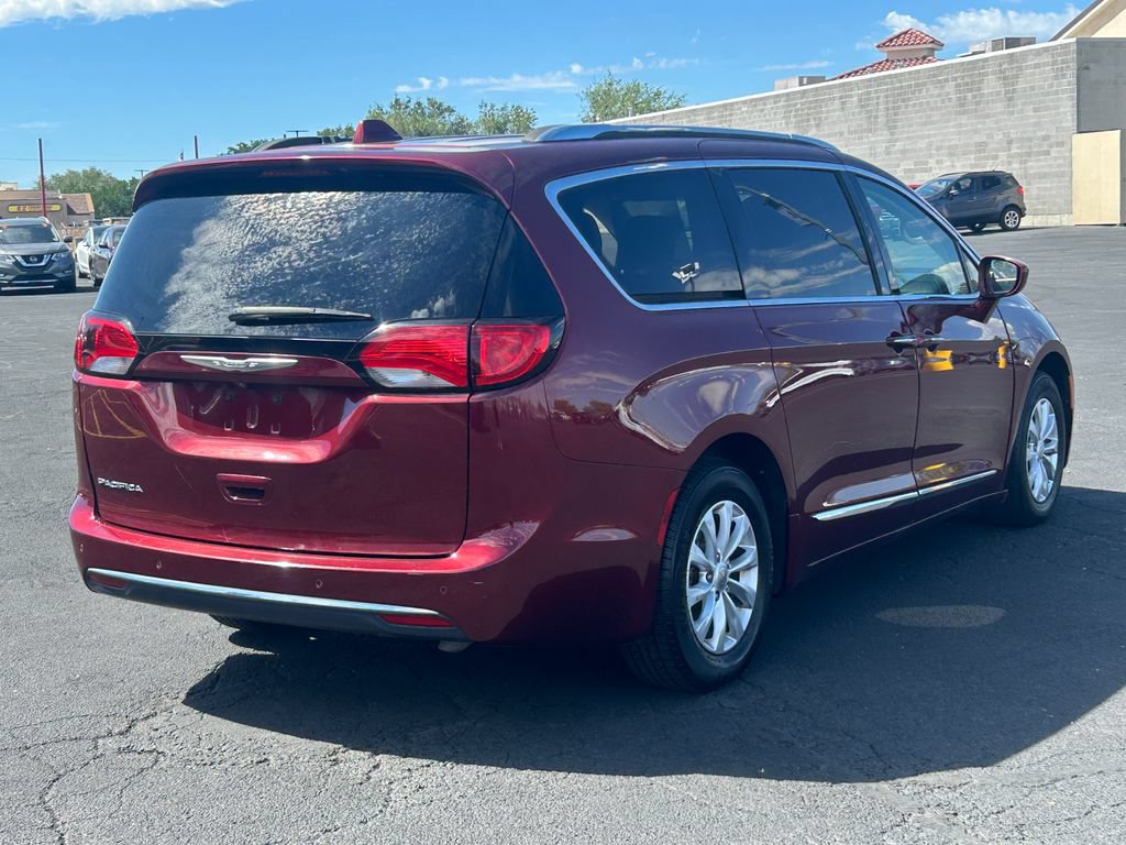Used 2018 Chrysler Pacifica Touring-L FWD image 3