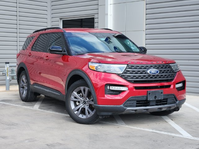 Certified 2022 Ford Explorer XLT w/ Equipment Group 202A RWD image 2