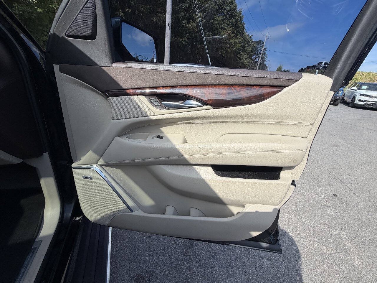 Used 2015 Cadillac Escalade Premium AWD/4WD image 31