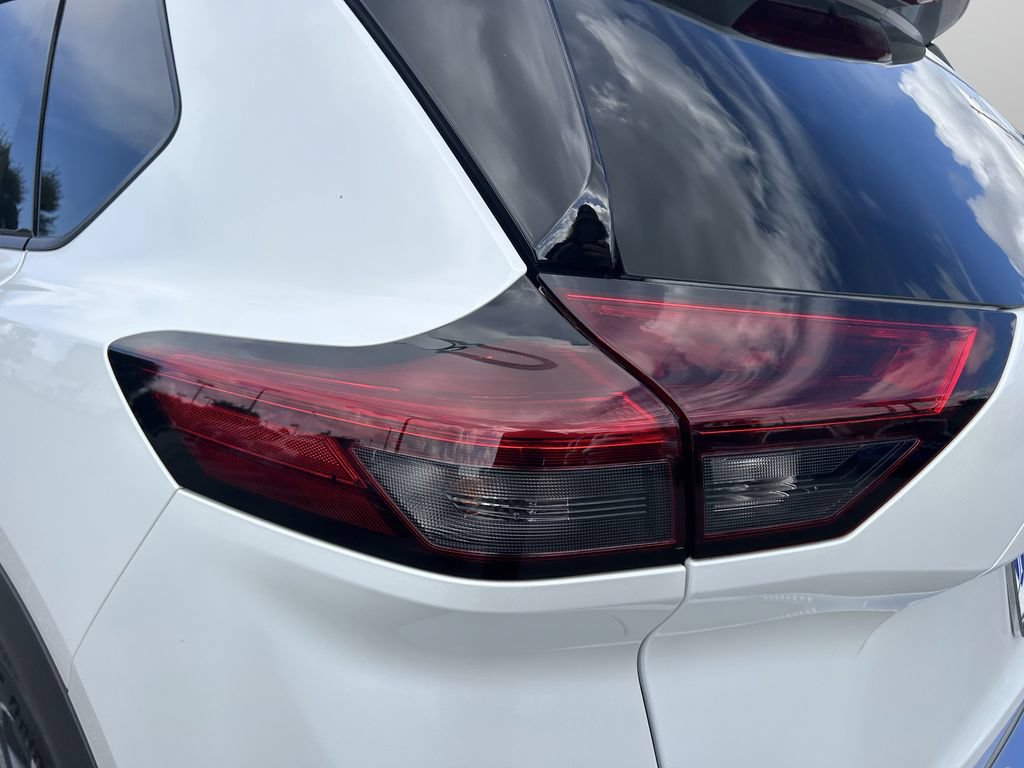 Used 2024 Nissan Rogue SL FWD image 14