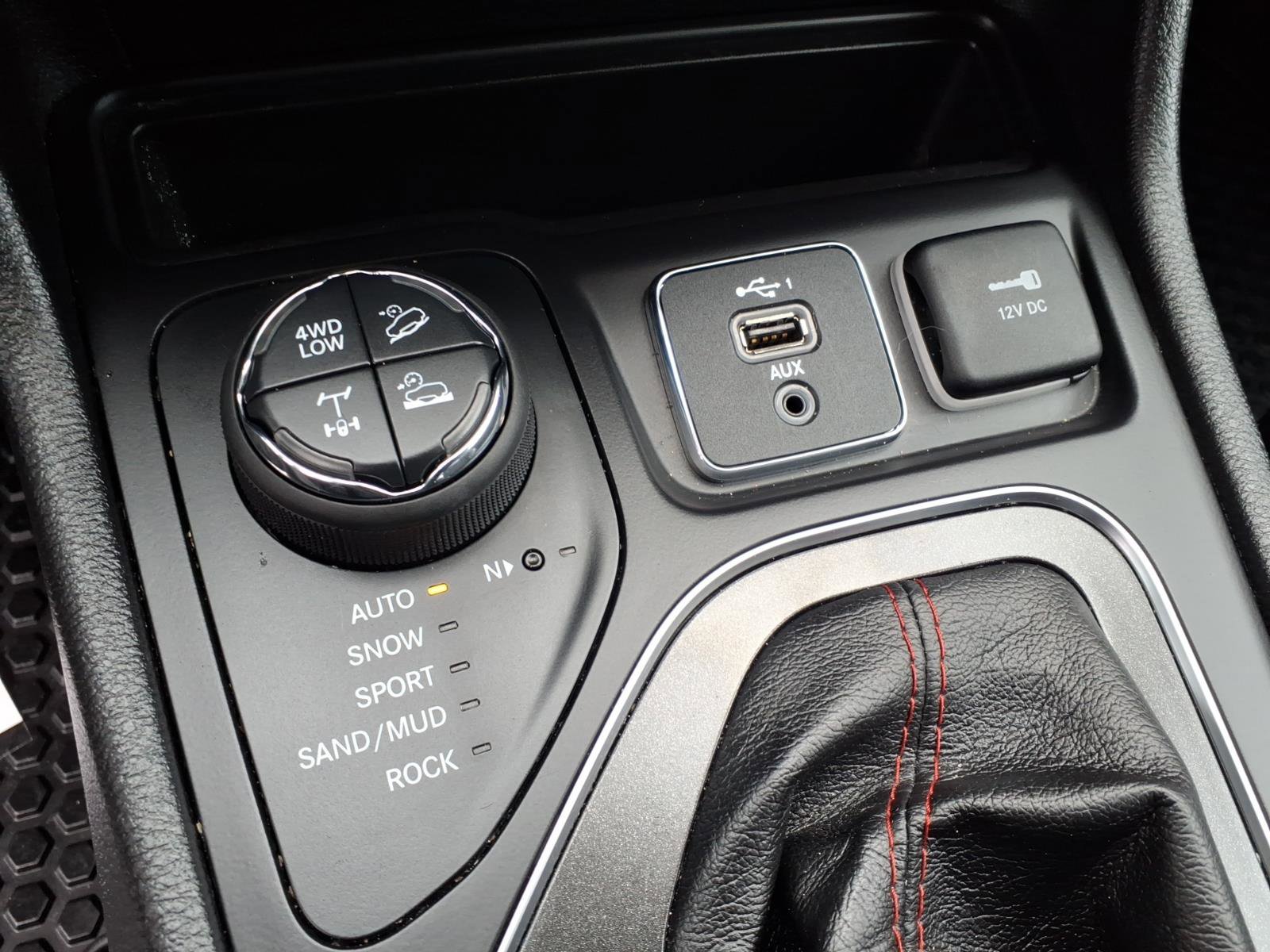 Used 2019 Jeep Cherokee Trailhawk w/ Cold Weather Group AWD/4WD image 15