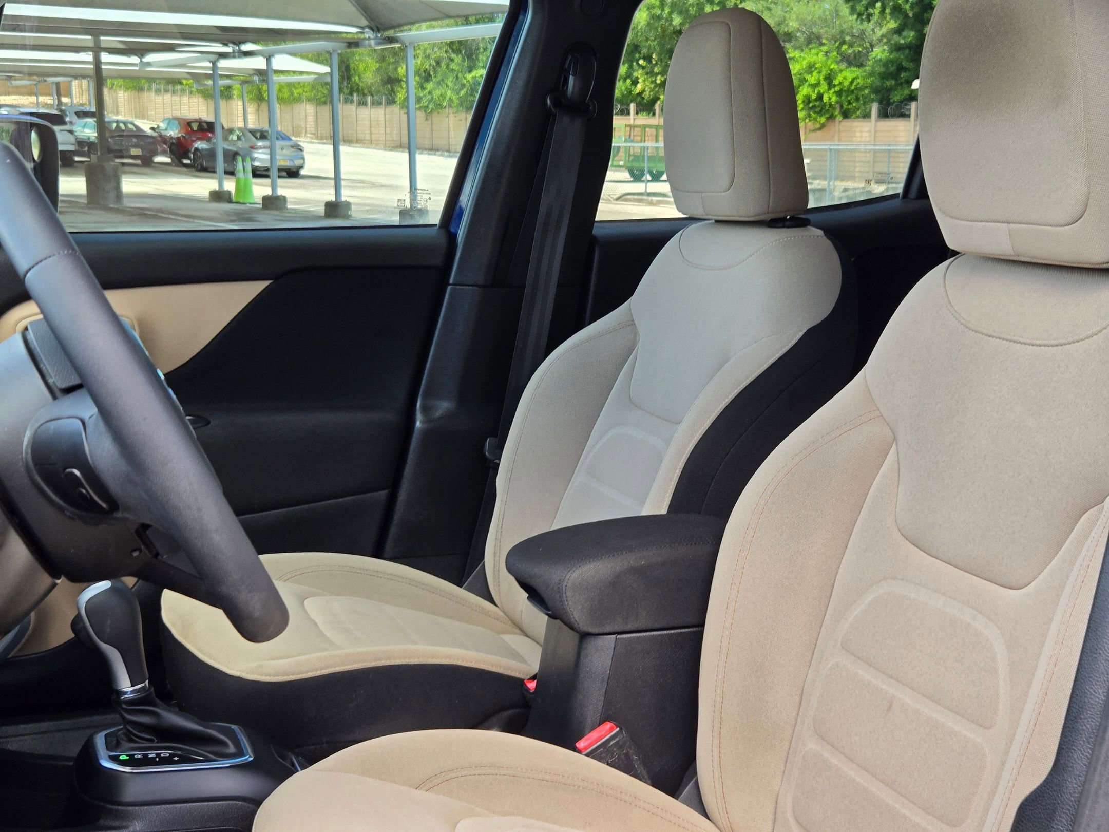 Used 2018 Jeep Renegade Latitude FWD image 13