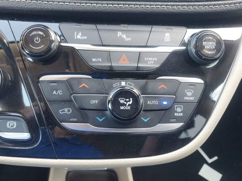 Used 2024 Chrysler Pacifica Limited FWD image 25