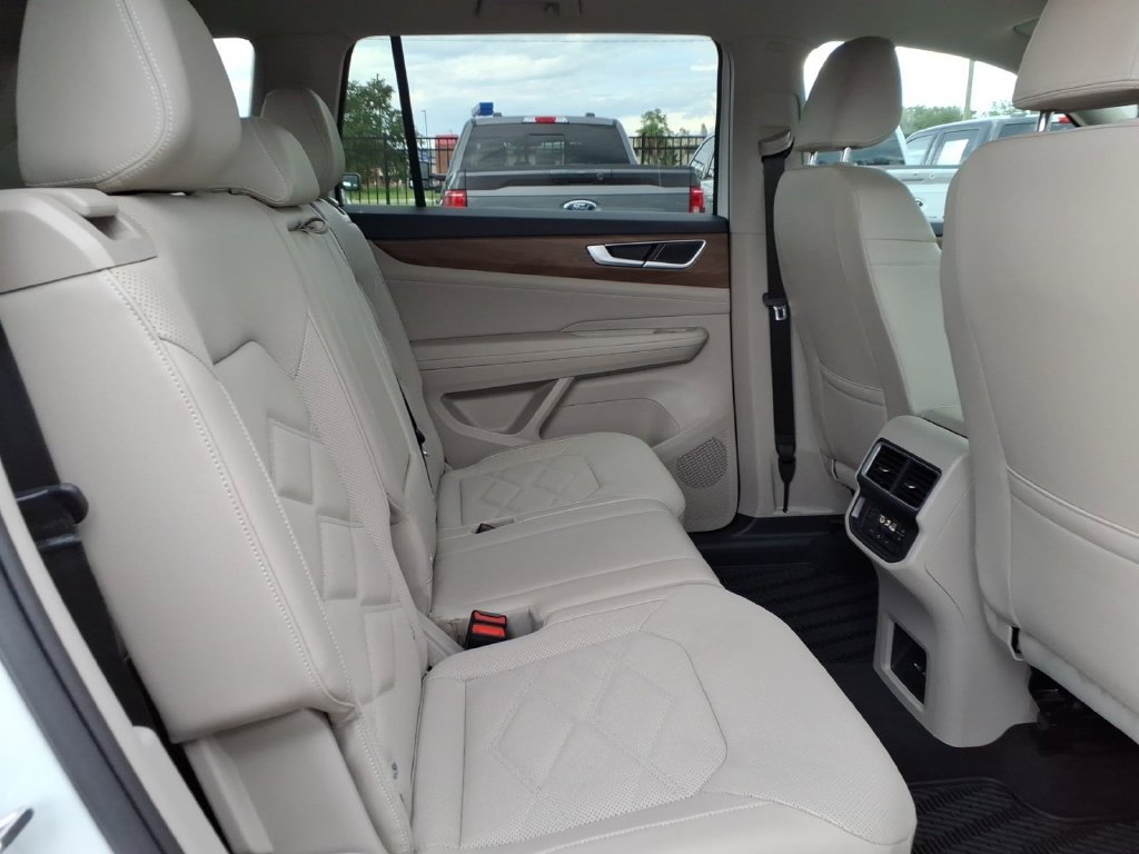 Used 2025 Volkswagen Atlas SE FWD image 16