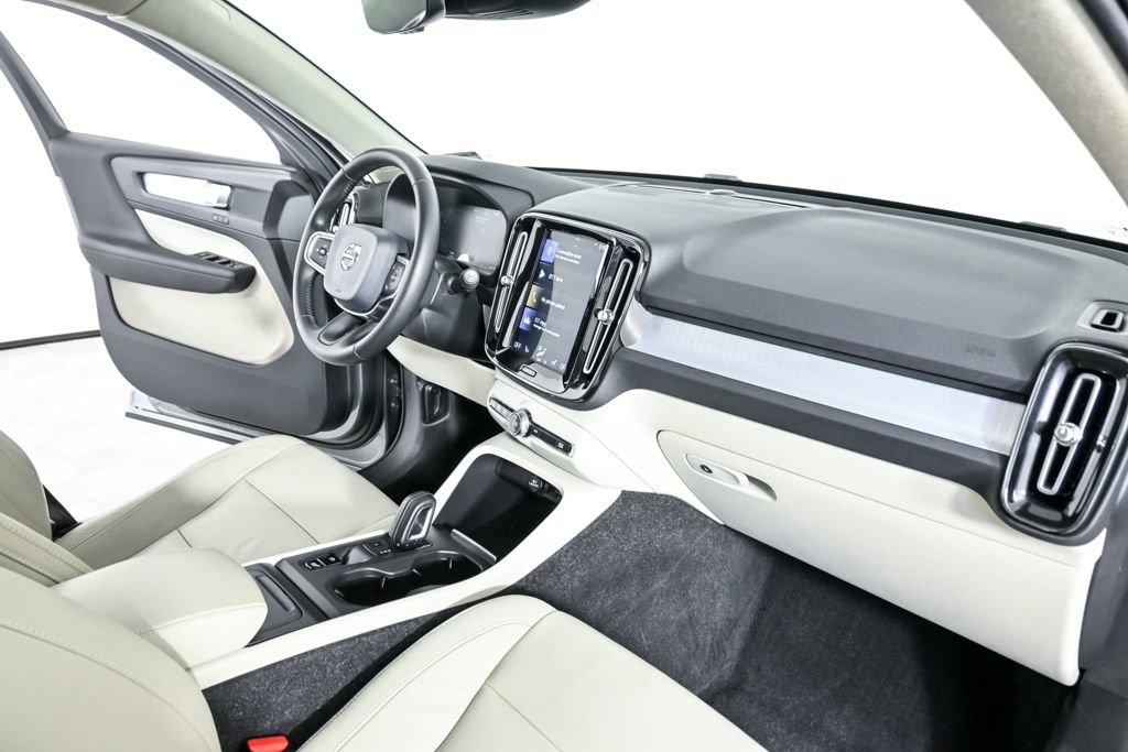 Used 2019 Volvo XC40 T5 Momentum image 23