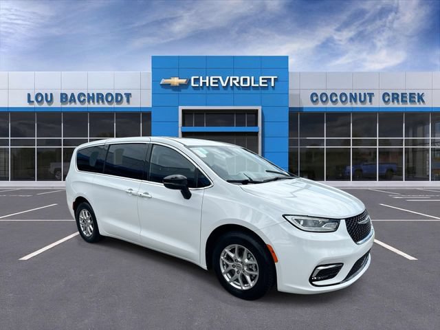 Used 2024 Chrysler Pacifica Touring FWD image 2