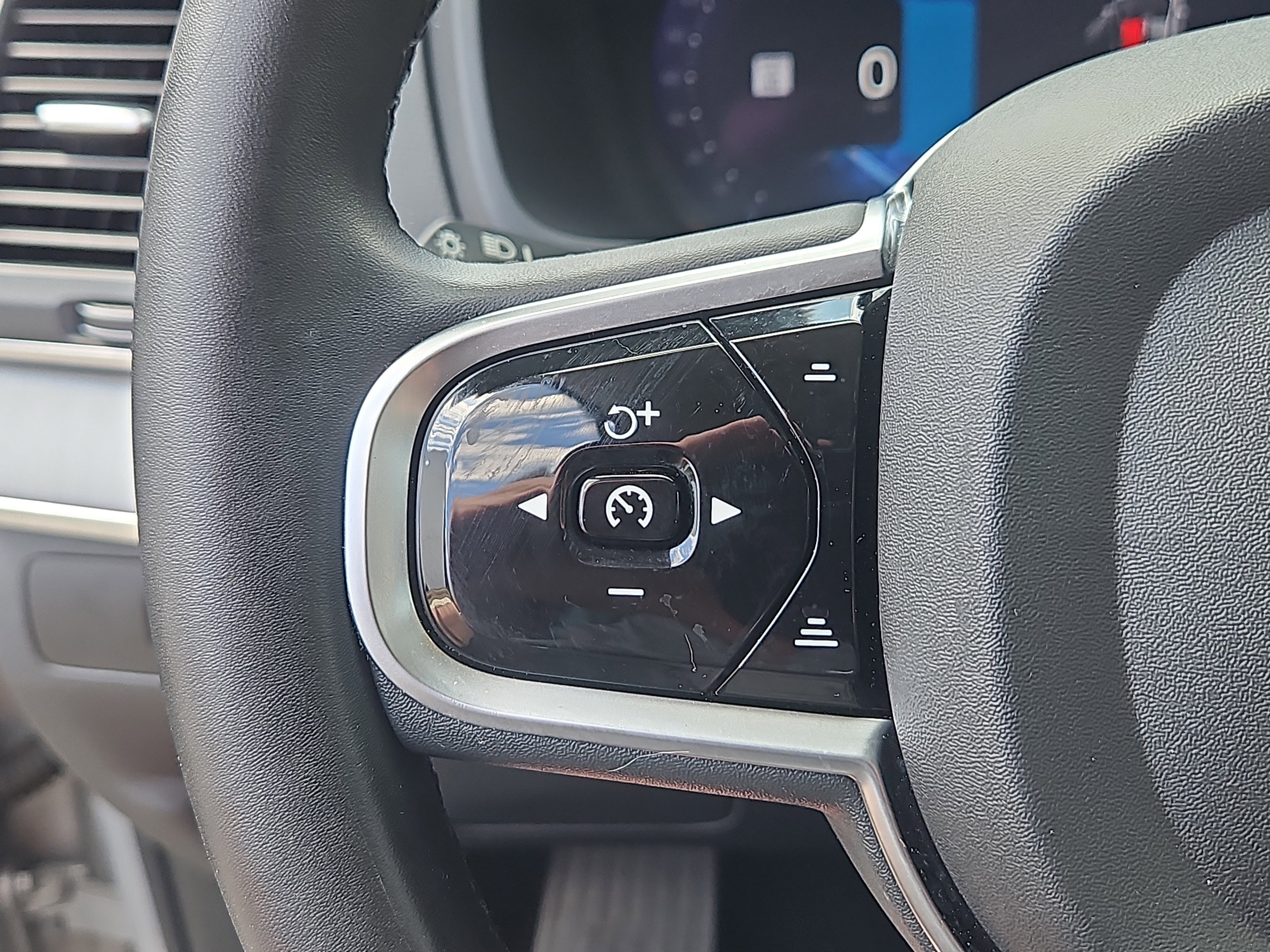 Used 2024 Volvo XC90 B5 Core image 18