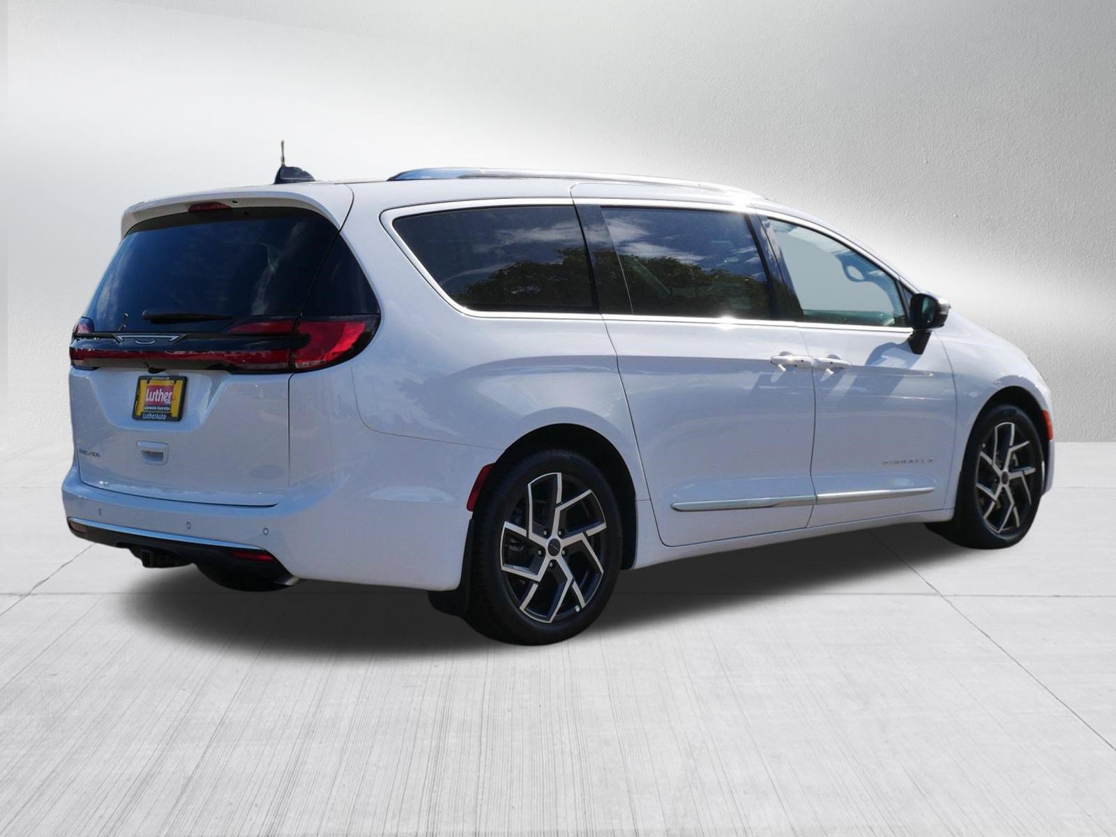 New 2027 Chrysler Pacifica Pinnacle w/ Theater Group FWD image 7