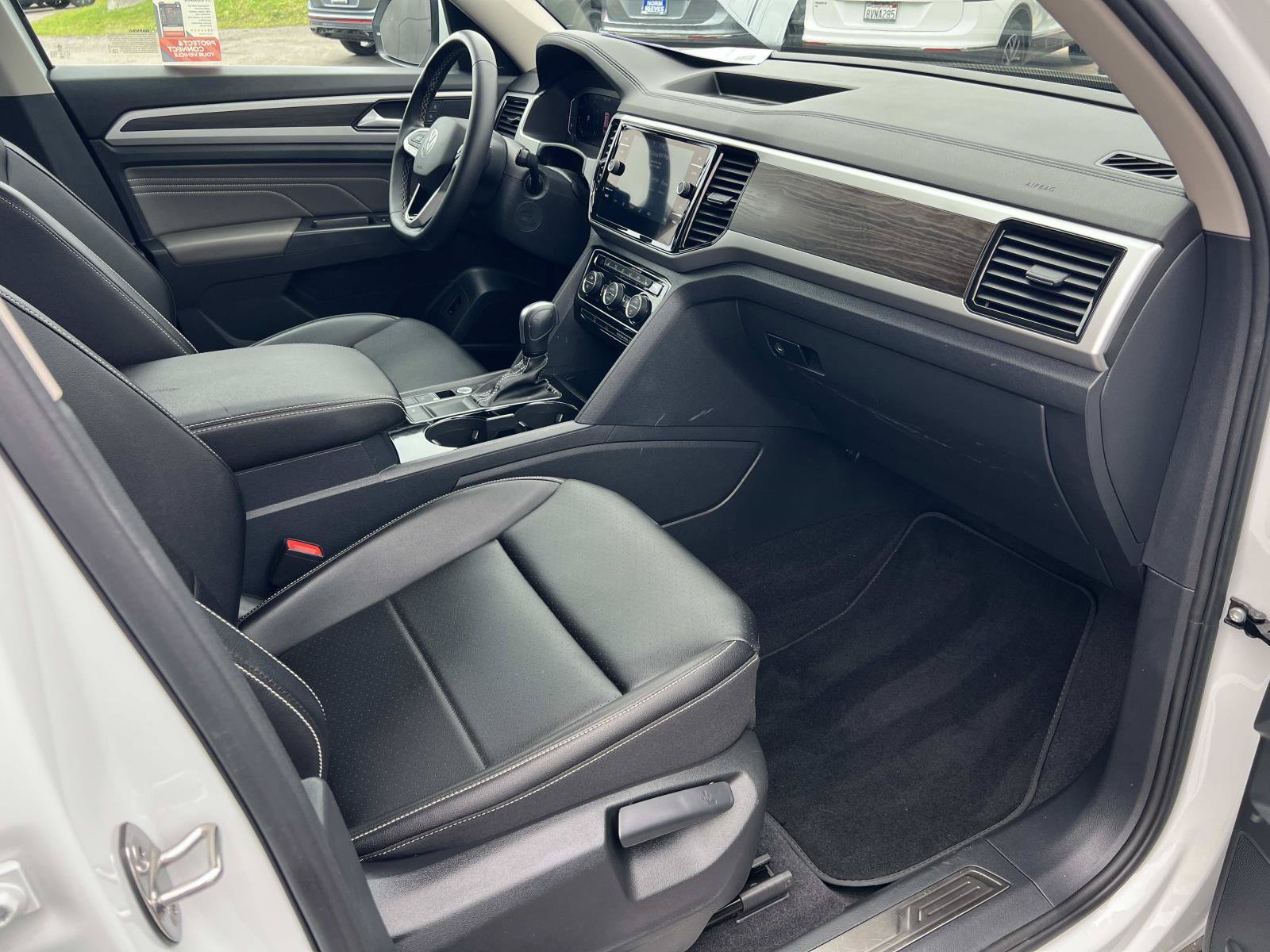 Certified 2023 Volkswagen Atlas SE w/ Black Wheel Package FWD image 29
