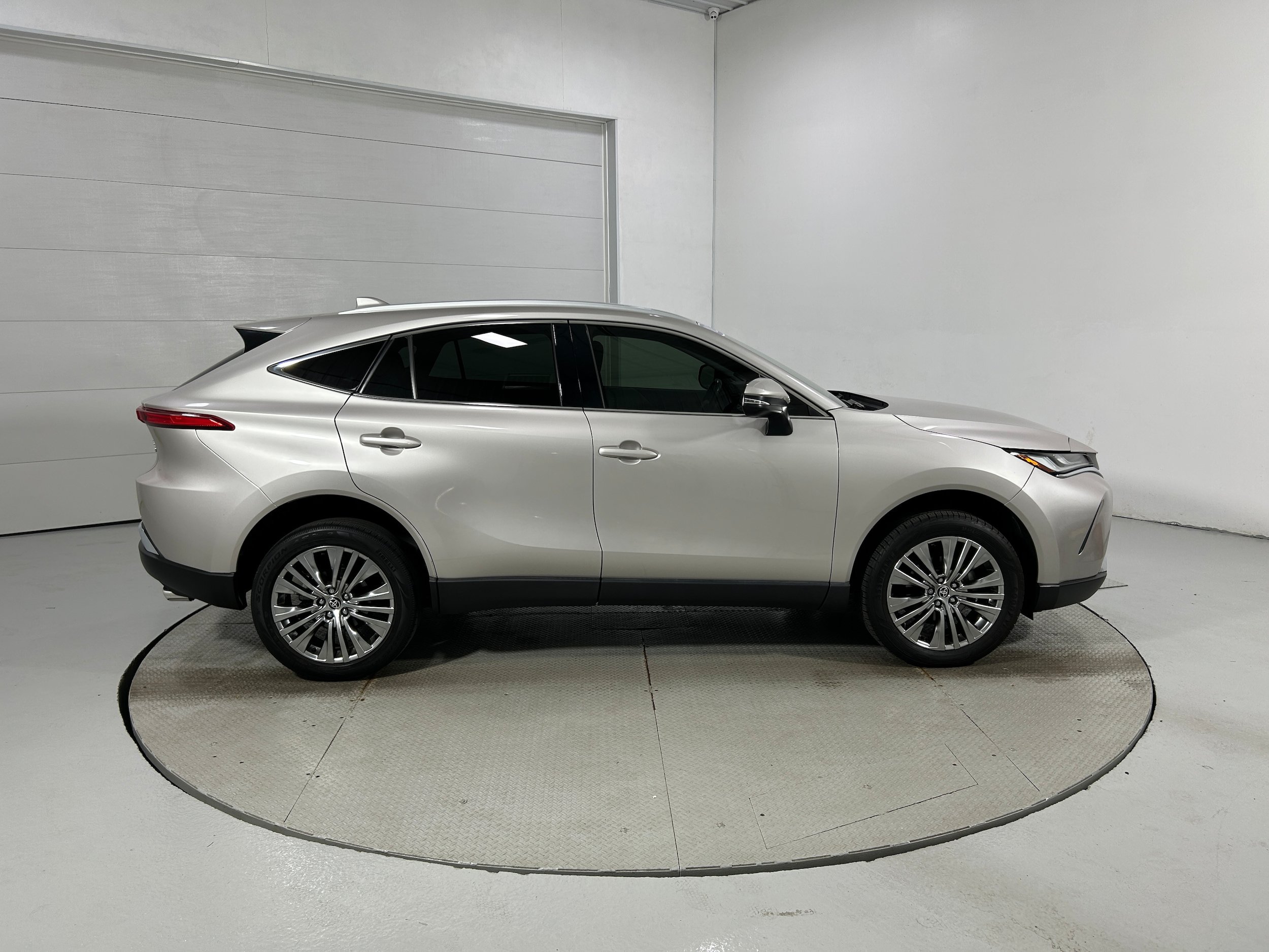 Used 2022 Toyota Venza XLE AWD/4WD image 35