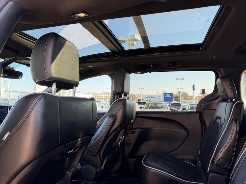 Used 2025 Chrysler Pacifica Limited FWD image 11