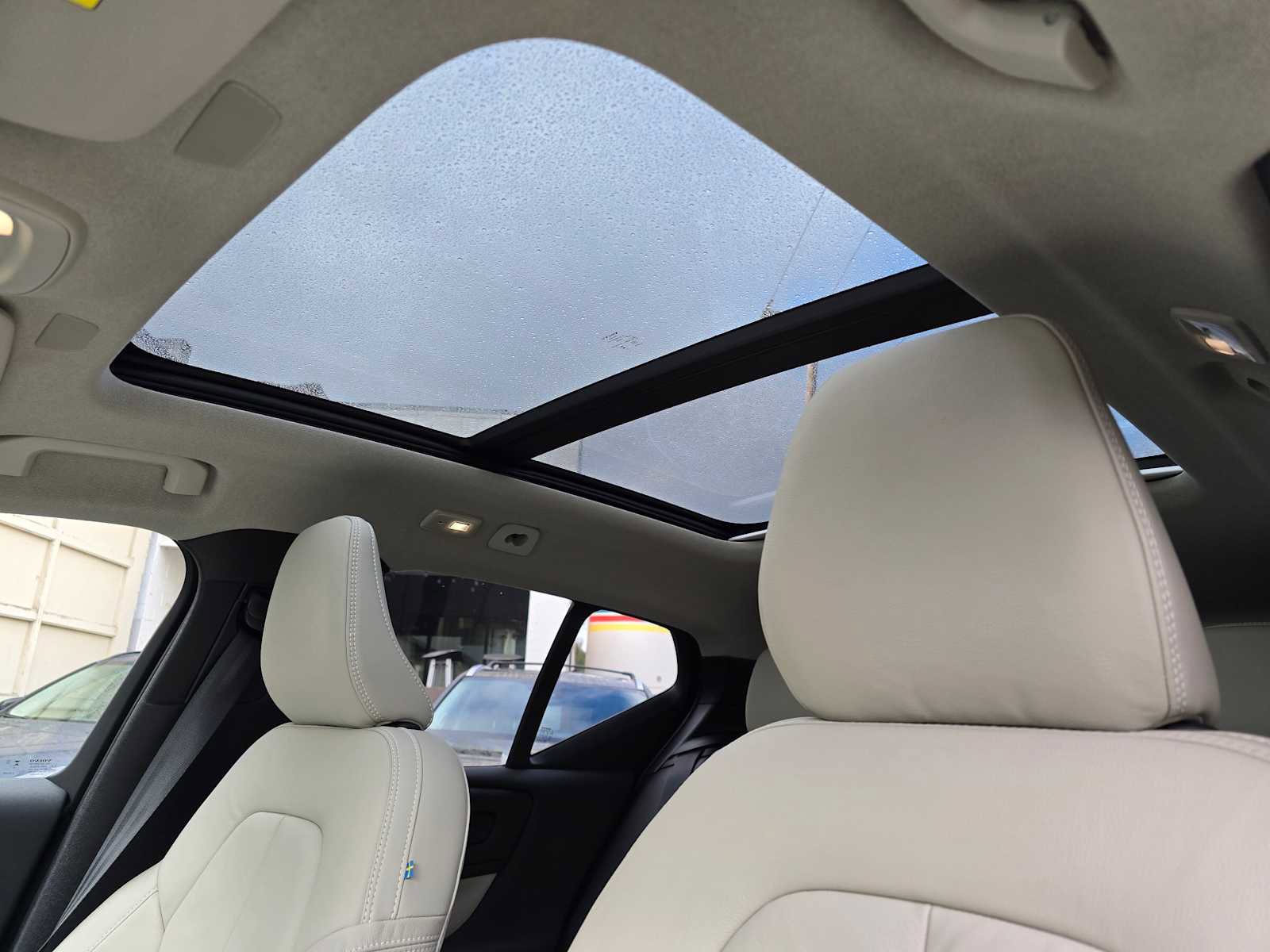 Certified 2024 Volvo XC40 B5 Ultimate w/ Climate Package image 32